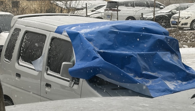 Застосування поліетиленових брезентів для покриття транспортних засобів у сніжну погоду